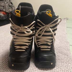 Burton Woman’s snowboarding boots!